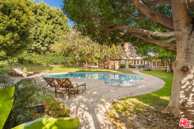 723 N Sierra Drive, Beverly Hills CA: https://media.crmls.org/mediaz/642bab1e-d23f-40ae-82c1-366398aa24e8.jpg