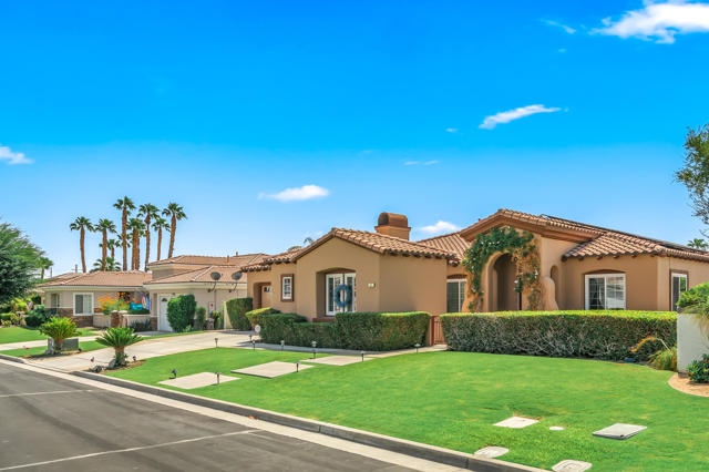 17 Corte Del Sol, Rancho Mirage CA: https://media.crmls.org/mediaz/642bc919-b593-499a-a81a-a694da9acf59.jpg