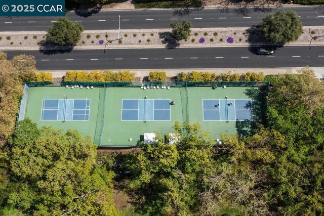 2200 Pine Knoll Dr, Walnut Creek CA: https://media.crmls.org/mediaz/642d733a-3673-4842-b659-18c0fa8e75a4.jpg