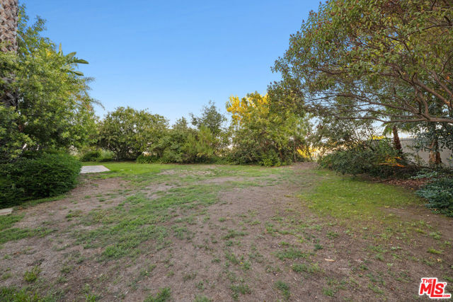 19016 Devonport Lane, Tarzana CA: https://media.crmls.org/mediaz/642e539f-ed1f-4e7b-8fe7-951cd8eb7f71.jpg