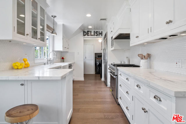 4909 Encino Terrace, Encino CA: https://media.crmls.org/mediaz/642e54b7-8d51-4c97-ad42-e56ec0dafa4e.jpg