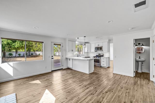 4871 Seascape Dr, Oceanside CA: https://media.crmls.org/mediaz/642fb202-d621-48c8-afb8-b58040cfe209.jpg