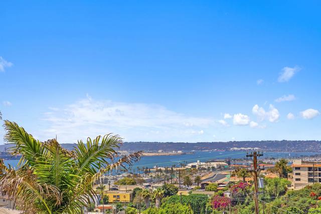 405 W Nutmeg St, San Diego CA: https://media.crmls.org/mediaz/6431288c-1569-4847-98c2-bd1ad6240cff.jpg