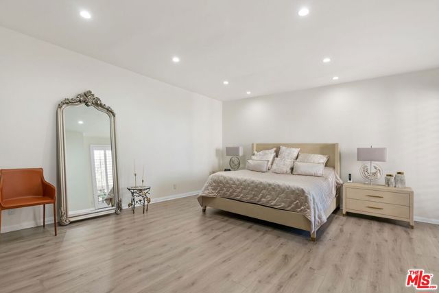17130 Burbank Boulevard, Encino CA: https://media.crmls.org/mediaz/6431ed37-899f-4dda-a62b-8fda23eb5b6d.jpg