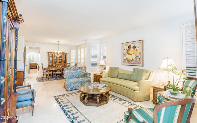 20769 Lugano Way, Porter Ranch CA: https://media.crmls.org/mediaz/6433159f-f7a4-4bca-8d68-62db48363316.jpg