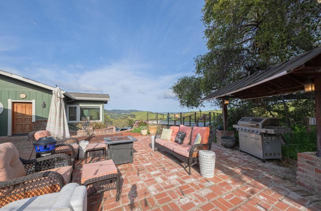 383 Corral De Tierra Road, Salinas CA: https://media.crmls.org/mediaz/6433c4de-bc10-4d74-8581-1800ca603acb.jpg