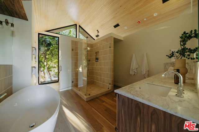 3440 Cattaraugus Avenue, Culver City CA: https://media.crmls.org/mediaz/64357be0-5385-4bf1-8f6a-6a2c4db1db9b.jpg