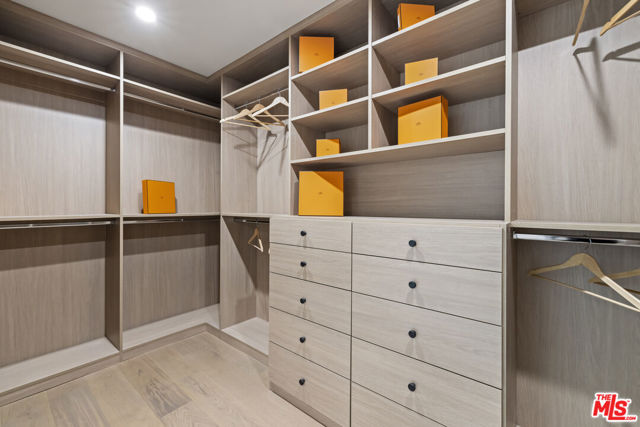 11268 Dona Lola Drive, Studio City CA: https://media.crmls.org/mediaz/64357f93-a8bb-409e-82cc-3376f6789aa7.jpg
