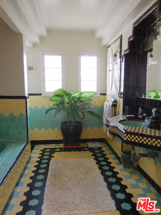 1134 S Hayworth Avenue, Los Angeles CA: https://media.crmls.org/mediaz/64359205-ba6d-4305-b687-8f7057dc6b1c.jpg