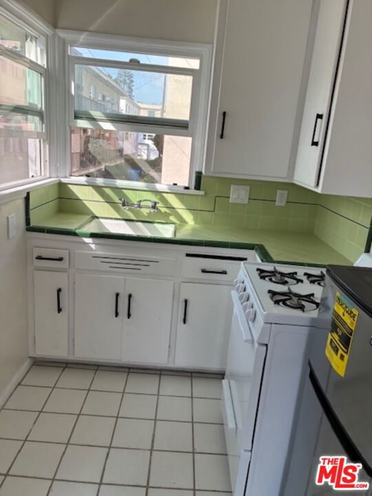 1111 12th Street, Santa Monica CA: https://media.crmls.org/mediaz/6437b742-ec4c-4d75-b0ae-f55bb1a07cdb.jpg