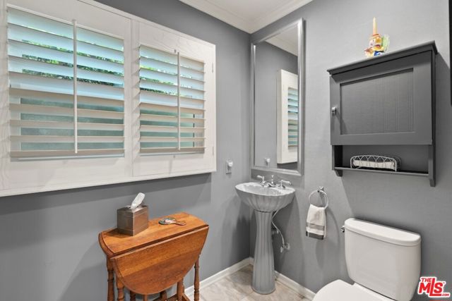 11051 Strathmore Drive, Los Angeles CA: https://media.crmls.org/mediaz/6437fb09-d70f-40b2-95a2-4d37185c1fb6.jpg