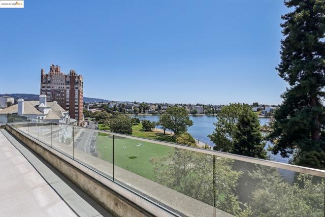 565 Bellevue Ave, Oakland CA: https://media.crmls.org/mediaz/6438c413-833d-4662-b043-0626dbfe772c.jpg