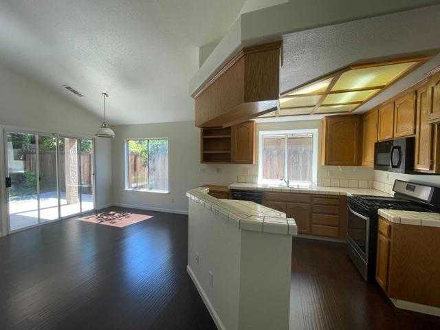 1801 Patton Drive, Modesto CA: https://media.crmls.org/mediaz/64391604-b6b1-46e3-bf17-ab7b2330076b.jpg