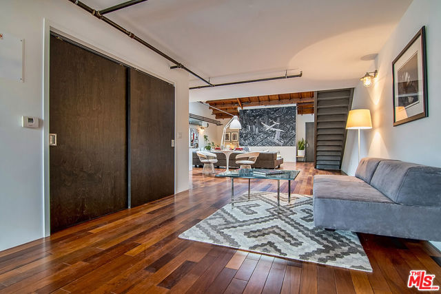 1046 Princeton Drive, Venice CA: https://media.crmls.org/mediaz/64394b0f-6c95-493f-8cc6-3c12e5e53d9b.jpg