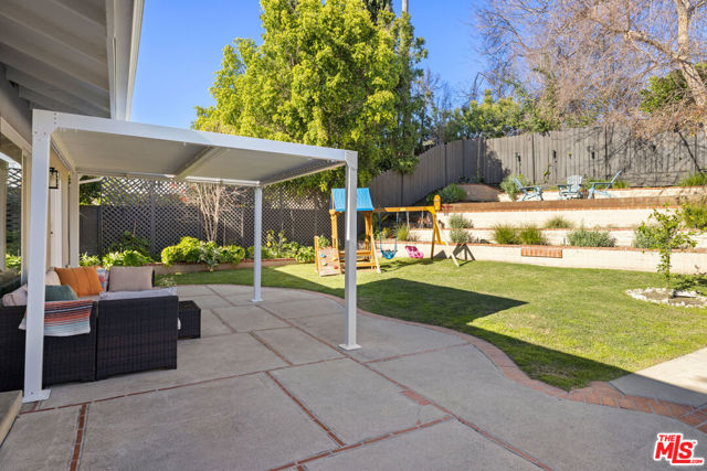 11855 Tiara Street, Valley Village CA: https://media.crmls.org/mediaz/6439583b-bb87-4e9c-b02c-11cf61f2a994.jpg