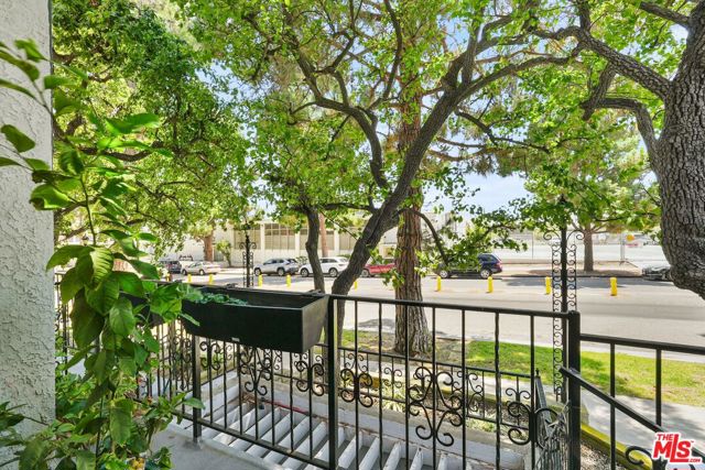 1013 16th Street, Santa Monica CA: https://media.crmls.org/mediaz/6439c649-1ce3-4bf7-8a51-460ffca14b19.jpg