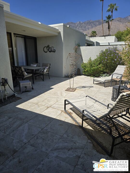 1445 Via Isla, Palm Springs CA: https://media.crmls.org/mediaz/643ab43b-78bb-46d7-971c-5917dd22b38e.jpg