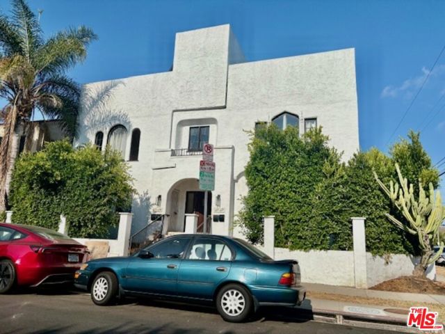 404 N Gardner, Los Angeles CA: https://media.crmls.org/mediaz/643b12ac-e9d9-4733-92f8-7263b96b37a1.jpg