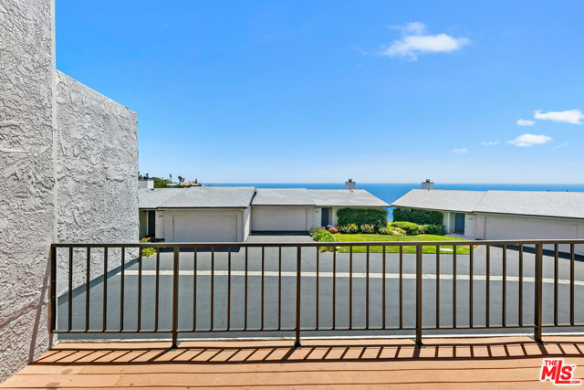 29672 Zuma Bay Way, Malibu CA: https://media.crmls.org/mediaz/643baf0e-c3dd-4448-9b43-76bc90ed6cea.jpg