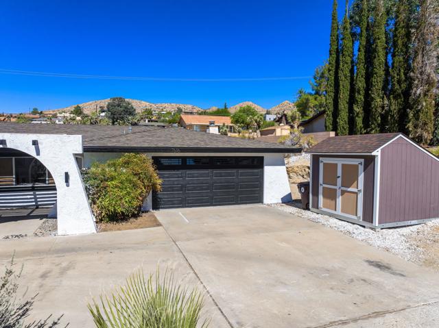 7616 Fairway Drive, Yucca Valley CA: https://media.crmls.org/mediaz/643c06fe-14a8-4046-b9a6-1b6c1ab9b9ee.jpg