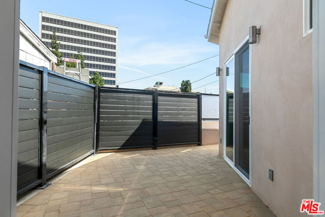 21037 Costanso St, Woodland Hills CA: https://media.crmls.org/mediaz/643c69e6-abeb-4ab4-92ef-20968fc89842.jpg