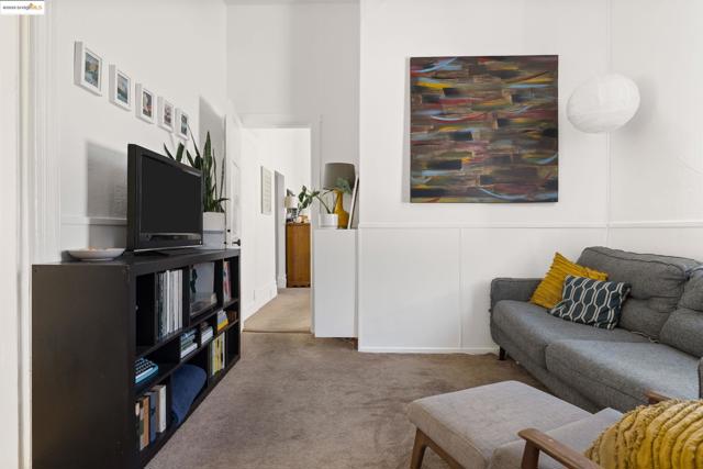 102 Hamilton Pl, Oakland CA: https://media.crmls.org/mediaz/643d3000-3858-4347-a8c6-c1cd1c2dd8aa.jpg