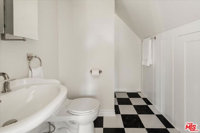 404 S Westgate Avenue, Los Angeles CA: https://media.crmls.org/mediaz/643d44d8-6cda-48be-9eb0-5249417bb6e6.jpg