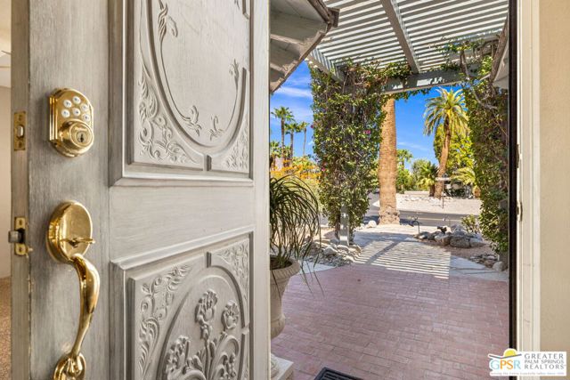 Image 10 of 47 For 71751 Magnesia Falls Drive