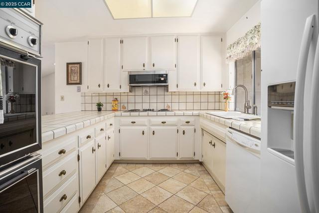 3323 Diablo Cir, Pinole CA: https://media.crmls.org/mediaz/6441a962-fd89-41d2-a1fa-bf4af5908a05.jpg