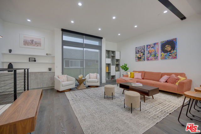 4422 S Riley Drive, Los Angeles CA: https://media.crmls.org/mediaz/644229a5-a83c-43e3-9310-e8f4e47497c1.jpg