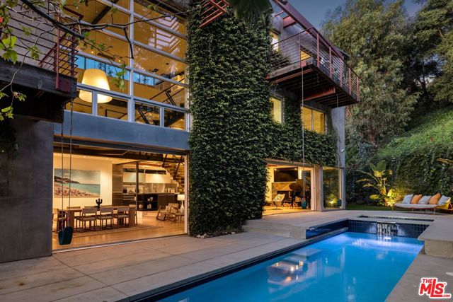 562 Stassi Lane, Santa Monica CA: https://media.crmls.org/mediaz/64424cc8-ed94-45a3-a0d6-70a0f99155da.jpg