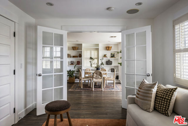 3831 Fernwood Avenue, Los Angeles CA: https://media.crmls.org/mediaz/64429de6-2cd9-4014-815e-80de346881c2.jpg