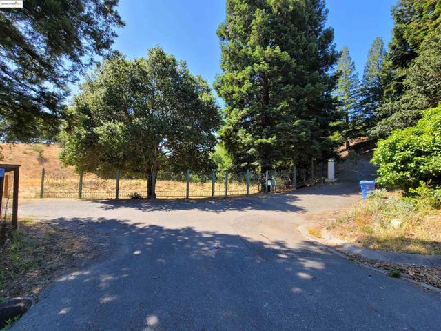 40 Hilldale Ct, Orinda CA: https://media.crmls.org/mediaz/64432fd4-39e8-40b1-ba4e-02cc3114e8b0.jpg