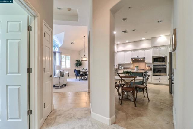 136 Sugarloaf Ct, Alamo CA: https://media.crmls.org/mediaz/6443e5b7-f8ad-4d62-b39f-7998b281d4e7.jpg