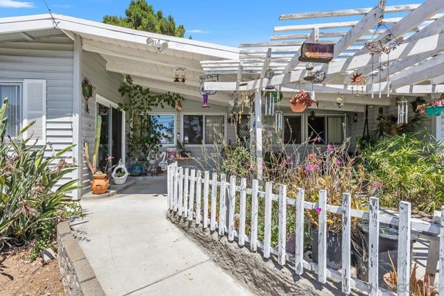 252 Santa Clara Dr, Vista CA: https://media.crmls.org/mediaz/64441b86-b9a2-453a-8787-e1c999f3e02c.jpg