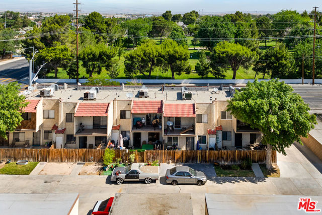 102 E Lancaster Boulevard, Lancaster CA: https://media.crmls.org/mediaz/6444666f-a46e-494c-91f5-84164cce782b.jpg