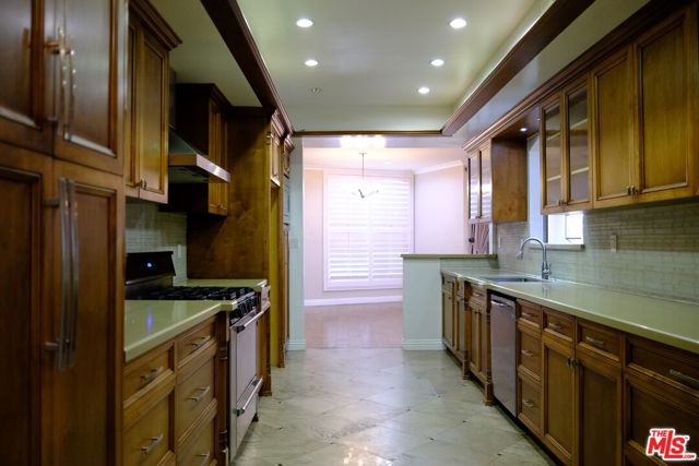 4444 Wilshire Boulevard, Los Angeles CA: https://media.crmls.org/mediaz/64448cf7-d9bf-4dbb-83f2-a6f79750f1c8.jpg