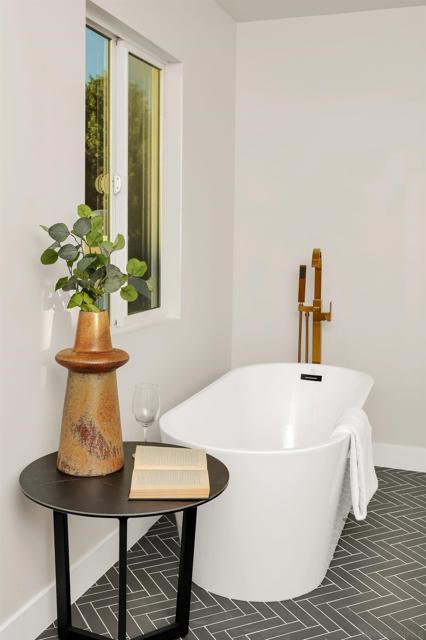 1900 W 41St St, Los Angeles CA: https://media.crmls.org/mediaz/6444f3b7-8947-4486-a5df-16e0ab1586fb.jpg