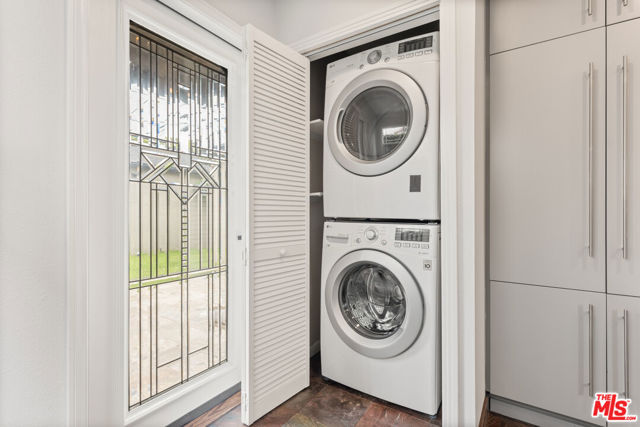 419 S Almont Drive, Beverly Hills CA: https://media.crmls.org/mediaz/64453ce5-84fa-4baa-a745-9826c8738351.jpg
