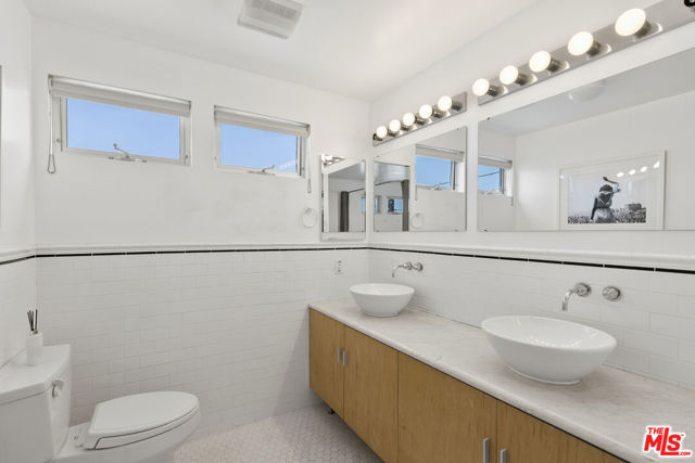 1410 Pacific Avenue, Venice CA: https://media.crmls.org/mediaz/6445f368-02c6-4b69-8474-0fdcaccc9f69.jpg