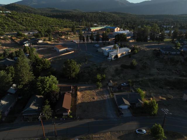 563 Shasta Avenue, Weed CA: https://media.crmls.org/mediaz/6448269a-03a3-402a-b792-51ea61325501.jpg