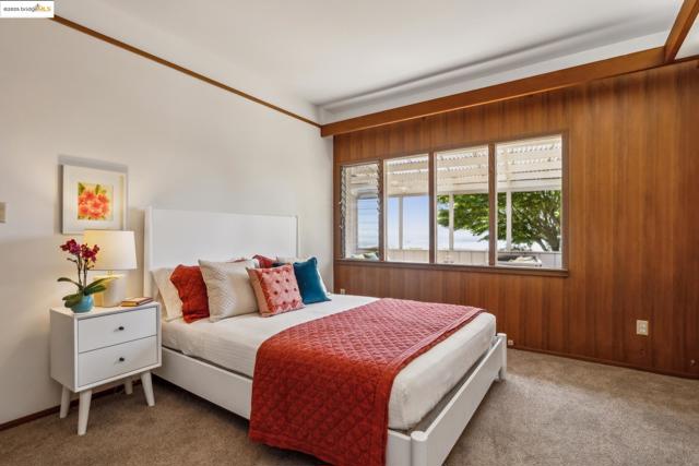 1 Garden Dr, Kensington CA: https://media.crmls.org/mediaz/64482ab6-8acc-431a-84f1-cb7211a395ef.jpg