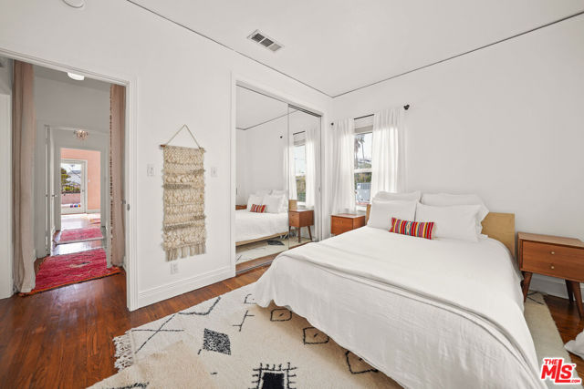 236 S 5th Avenue, Venice CA: https://media.crmls.org/mediaz/64484774-c71c-4b14-b387-ca80595a9954.jpg