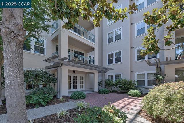 1840 Tice Creek Dr, Walnut Creek CA: https://media.crmls.org/mediaz/6448cbfd-98e8-48d2-be4c-e2893b6a9fda.jpg
