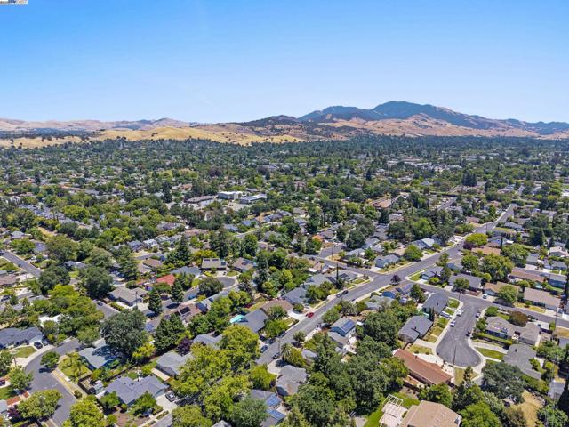 963 Getoun Dr, Concord CA: https://media.crmls.org/mediaz/644a2a3c-2aff-4d7c-888d-32403a8df04b.jpg
