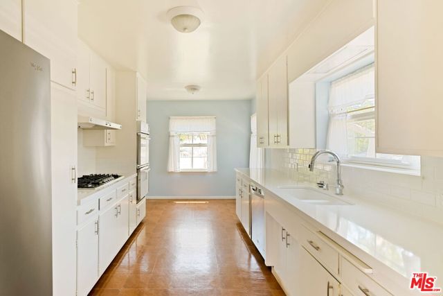 315 26th Street, Santa Monica CA: https://media.crmls.org/mediaz/644ba87b-e8fb-42d7-bf20-8abb158f0957.jpg