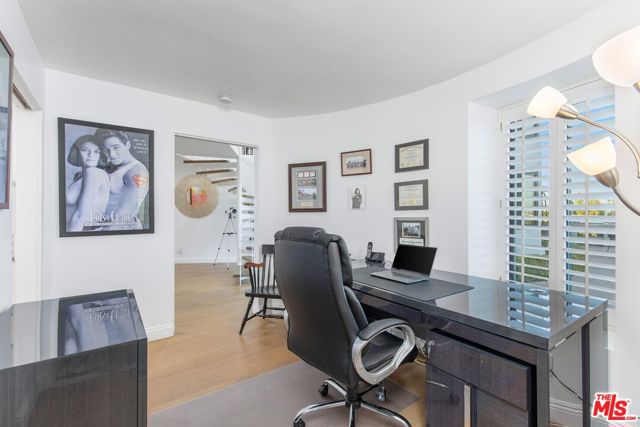 16894 Encino Hills Drive, Encino CA: https://media.crmls.org/mediaz/644c49c5-a07e-4165-b2f1-c1acdfd306e9.jpg