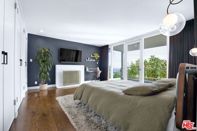 8450 Carlton Way, Los Angeles CA: https://media.crmls.org/mediaz/644c5e8c-4fad-48fb-9659-c4eb97fdf20a.jpg