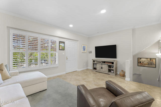 5200 Premiere Hills Circle, Woodland Hills CA: https://media.crmls.org/mediaz/644c7746-4bf4-4dc0-8cc9-c65839cef461.jpg