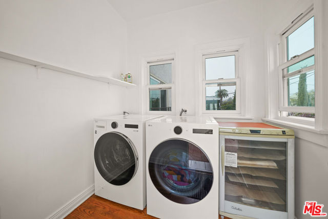 236 S 5th Avenue, Venice CA: https://media.crmls.org/mediaz/644c97ad-dcb0-457b-a06c-65cb5cdce09f.jpg